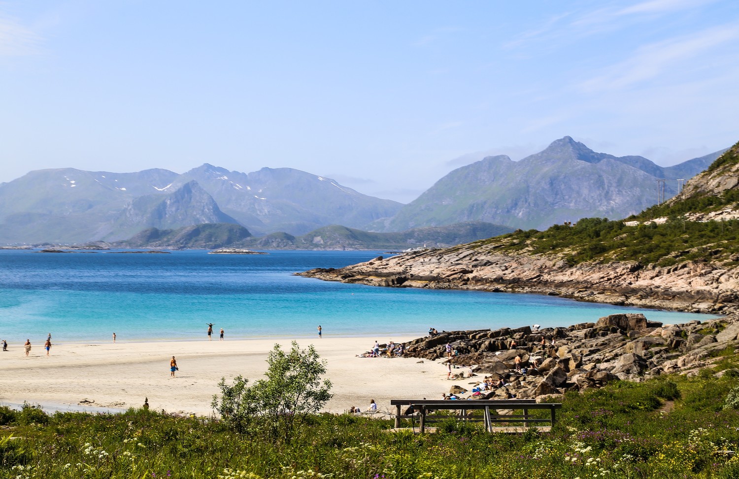 Een bijna tropisch beeld van het stand Rorvika op de Lofoten in de zomer - Fotocredit: cabday/Foap/Visitnorway.com