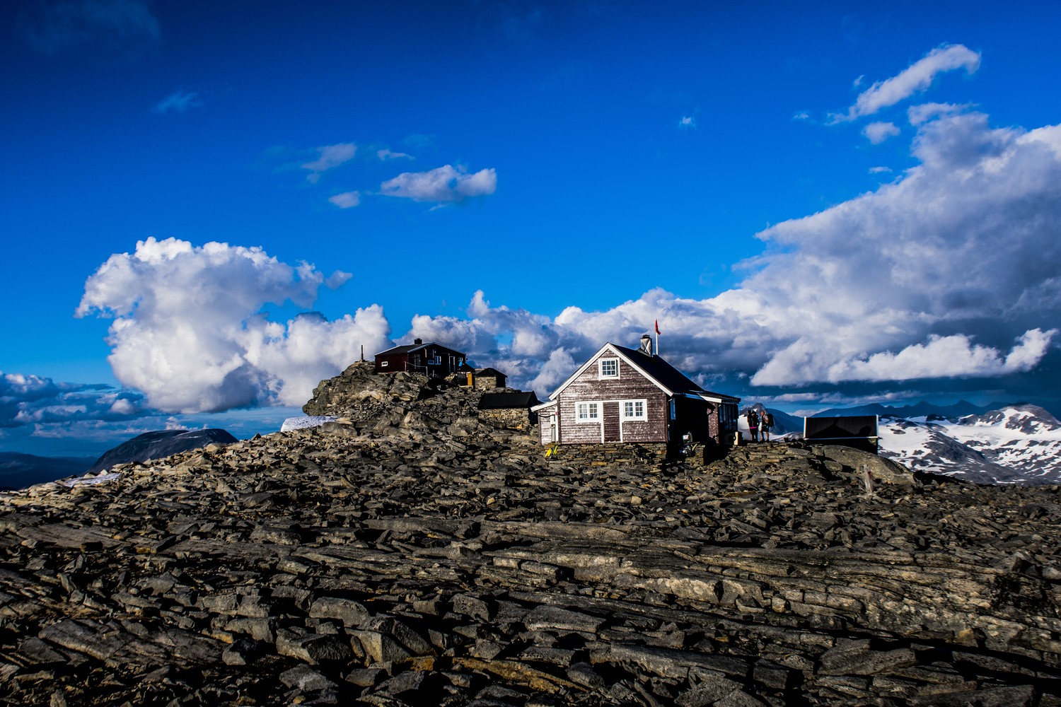 De hoogstgelegen bediende DNT-hut van Noorwegen is Fannaråkhytta, gelegen op 2.068m