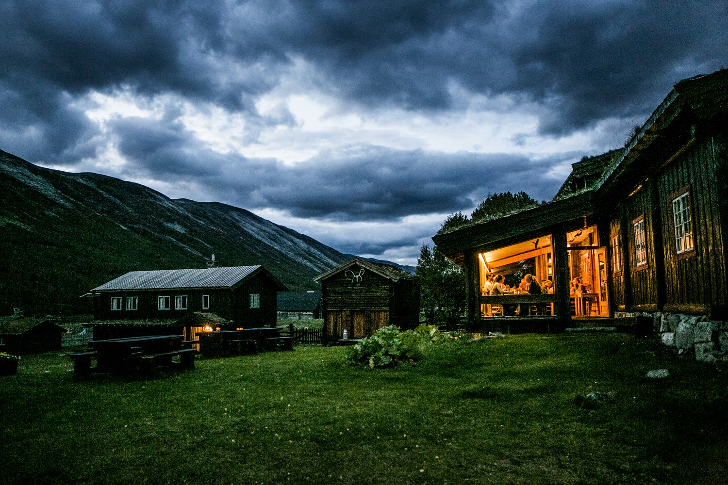 Gezelligheid in de bediende hut Sota Sæter, gelegen in Breheimen en een van de populairste hutten van Noorwegen